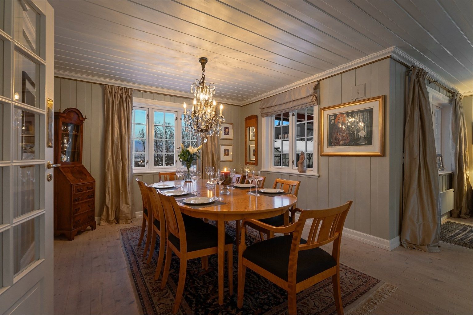 Det er god plass for spisebord i stuen