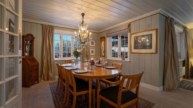 Det er god plass for spisebord i stuen