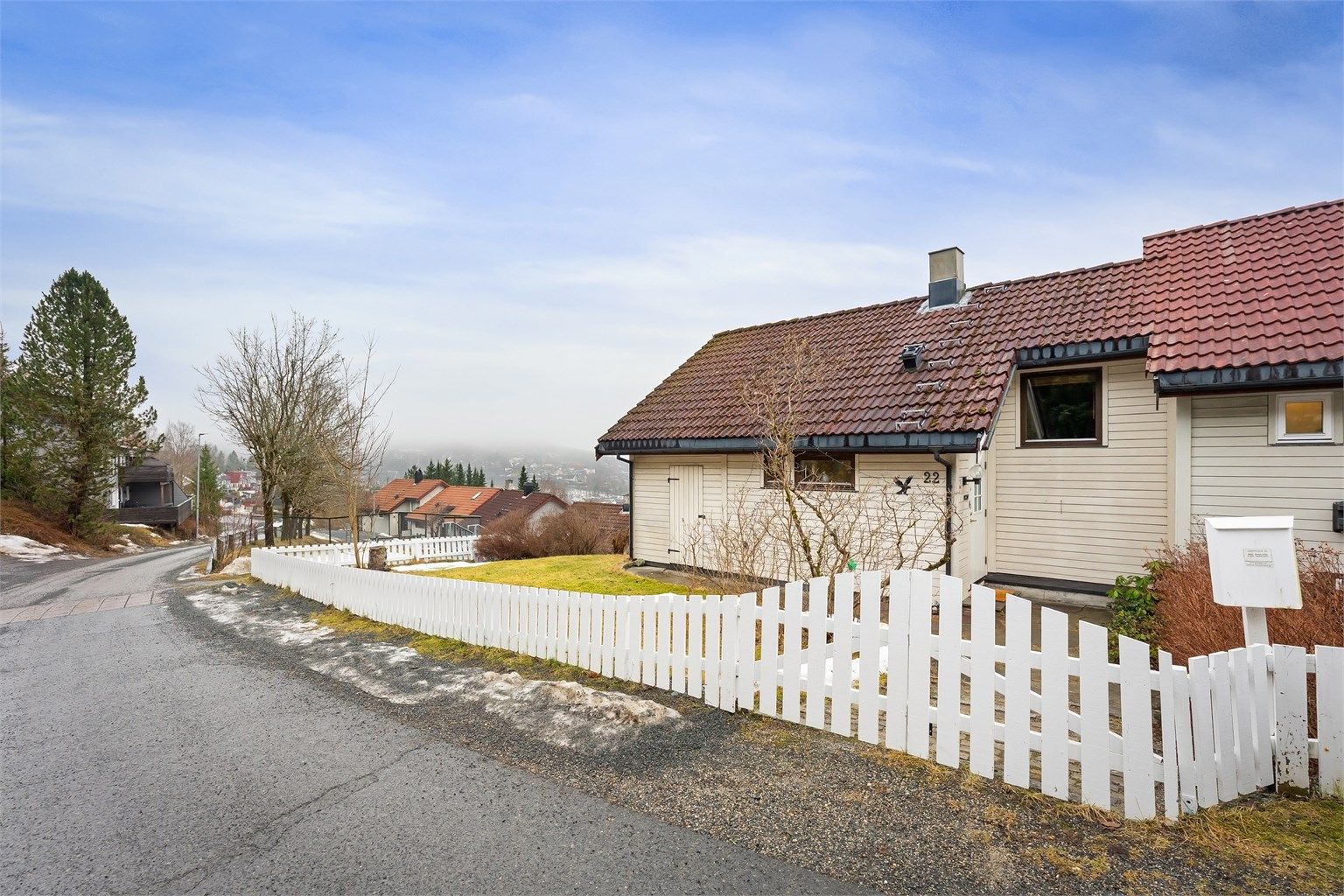 Hyggelig hage på fremsiden av huset