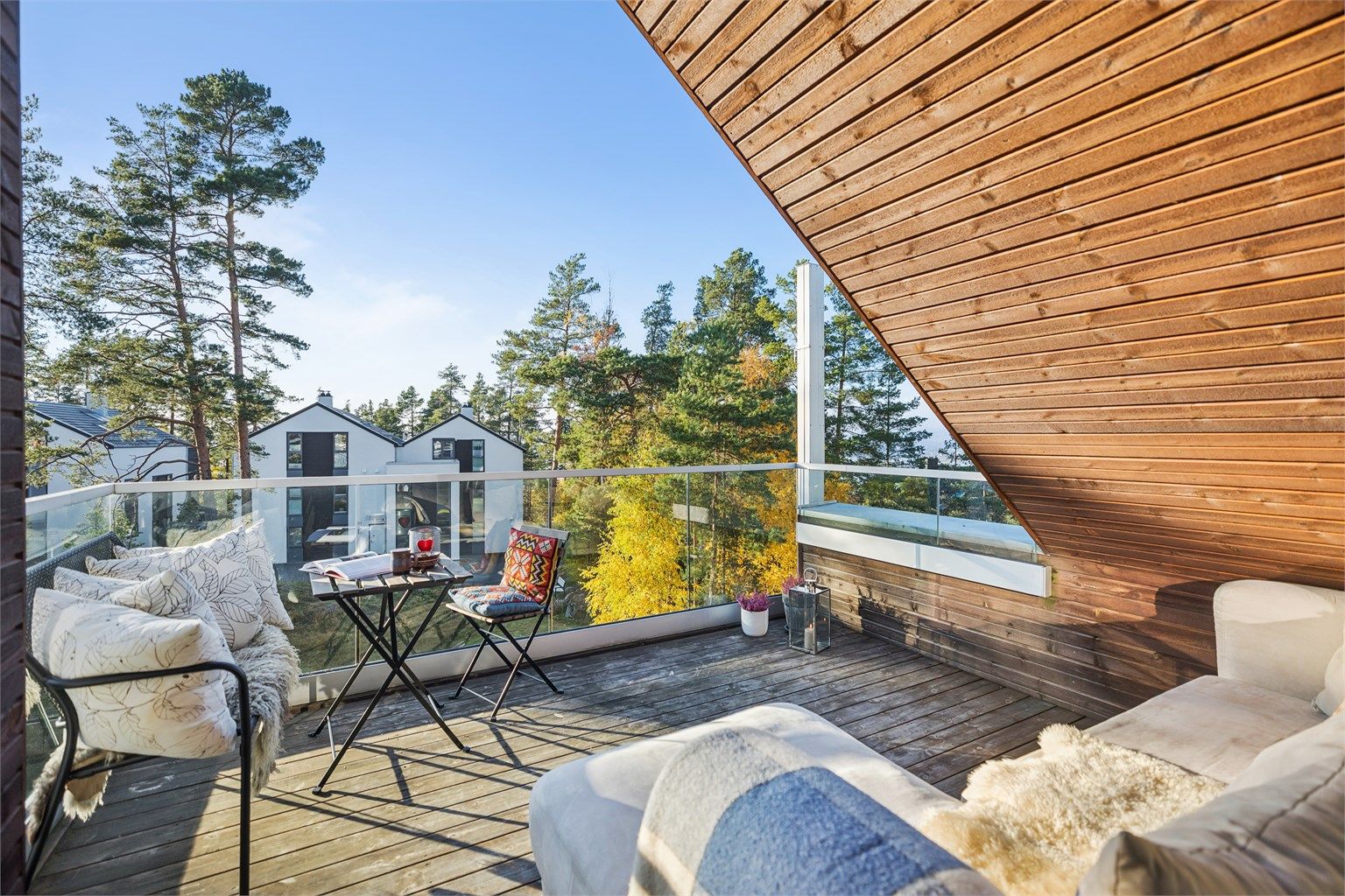 Den vestvendte takterrassen nyter sol fra ettermiddag til solnedgang, og danner en perfekt ramme for avslapning og utsikt over omgivelsene. Glassrekkverket gir både trygghet og en åpen følelse mot naturen. Utsikt mot vest og nord. 