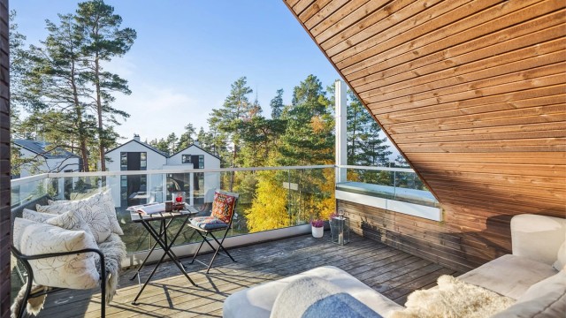 Den vestvendte takterrassen nyter sol fra ettermiddag til solnedgang, og danner en perfekt ramme for avslapning og utsikt over omgivelsene. Glassrekkverket gir både trygghet og en åpen følelse mot naturen. Utsikt mot vest og nord.