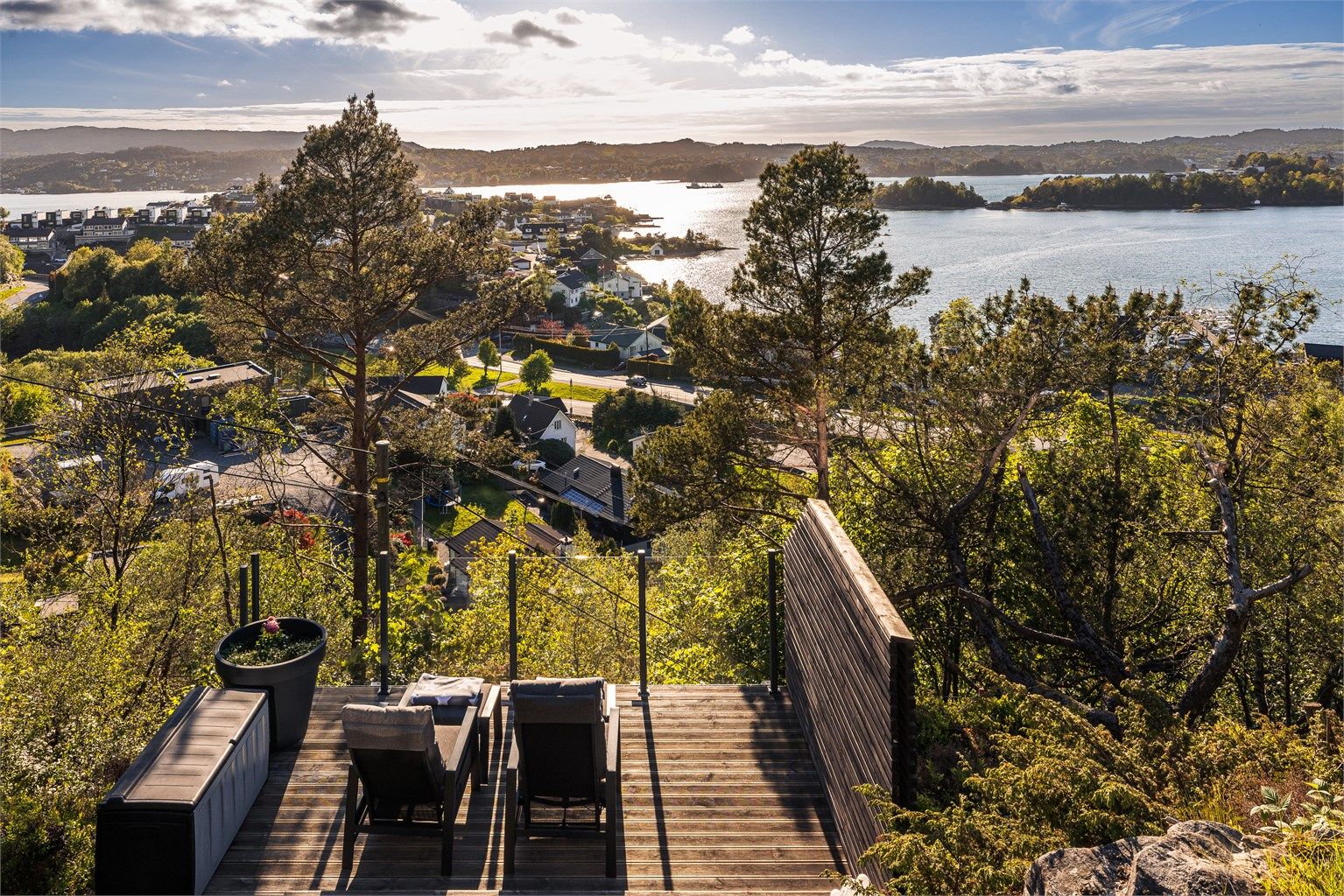 Fra terrassen går det også trapp ned til en privat uteplass lenger nede på tomten.