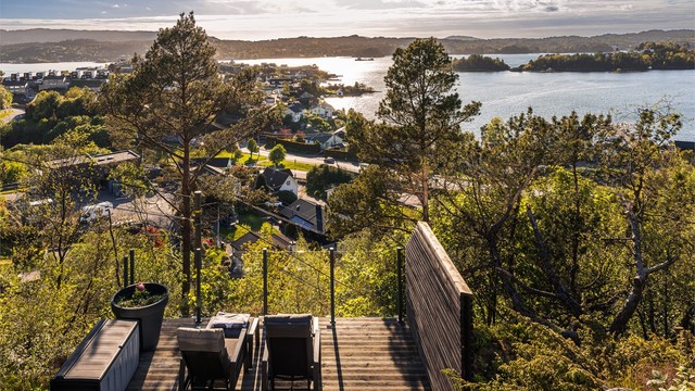 Fra terrassen går det også trapp ned til en privat uteplass lenger nede på tomten.