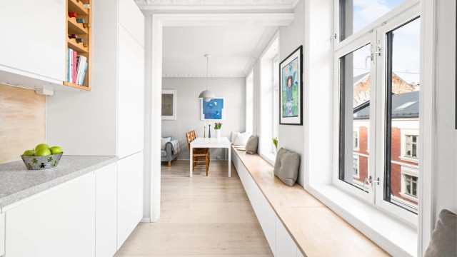 Alle hvitevarer er integrert, inkludert kjøl/fryseskap, oppvaskmaskin, platetopp og stekeovn. Den plassbygde sittebenken er over 7 meter lang og har svært gode lagringsmuligheter