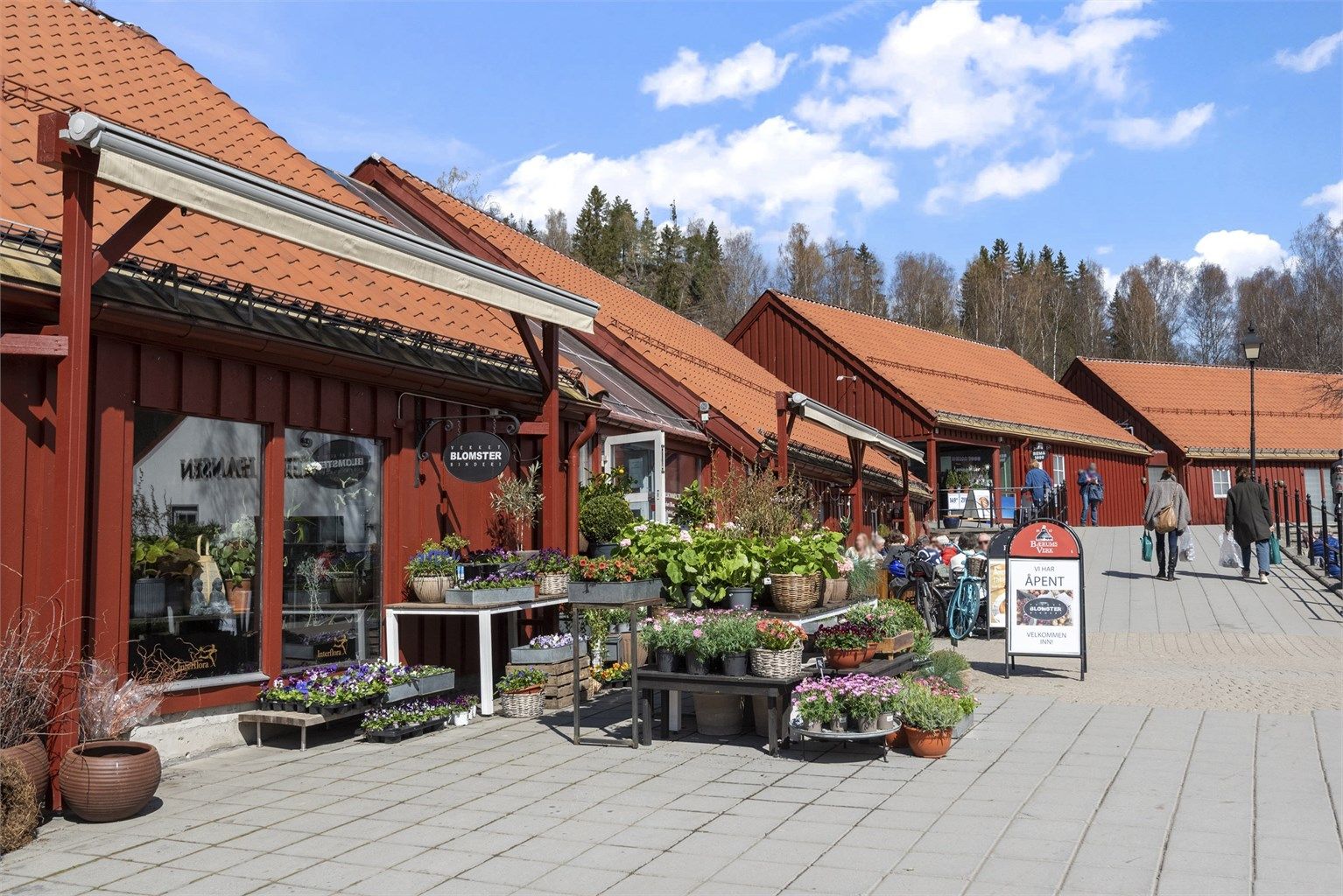 Det er gangavstand til Bærums Verk med flere butikker, cafeer og restauranter, samt kjøpesenter, apotek, vinmonopol og legesenter