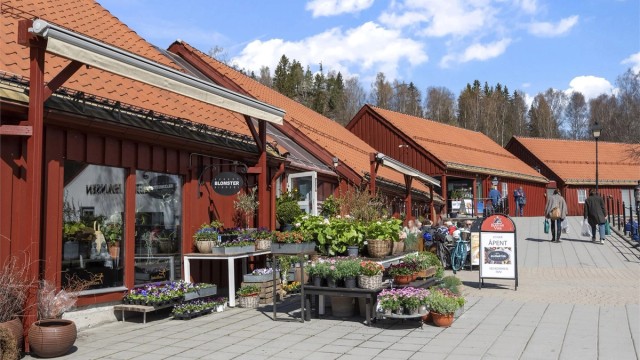 Det er gangavstand til Bærums Verk med flere butikker, cafeer og restauranter, samt kjøpesenter, apotek, vinmonopol og legesenter