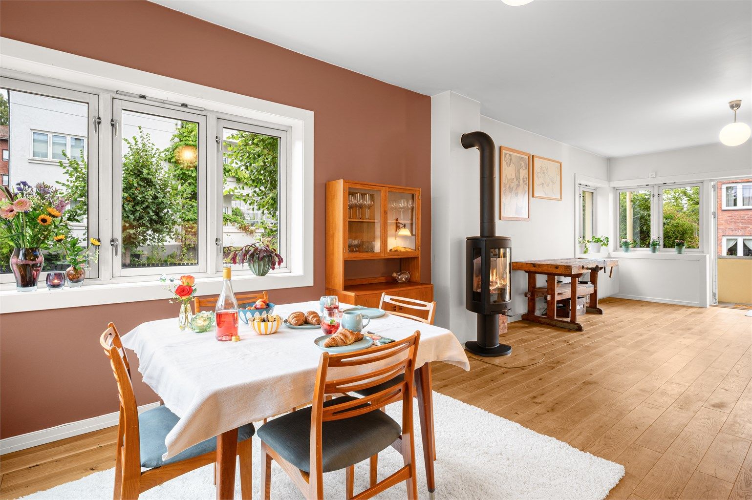 En romslig, lys og gjennomgående 3-roms endeleilighet med balkong, peis, parkering og felles hage. Foto: Kreativ Mango.