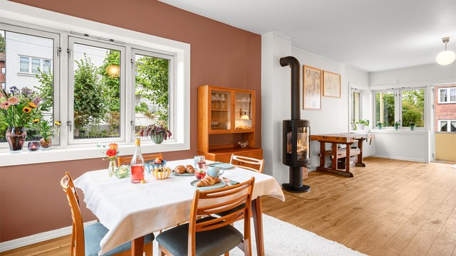 En romslig, lys og gjennomgående 3-roms endeleilighet med balkong, peis, parkering og felles hage. Foto: Kreativ Mango.