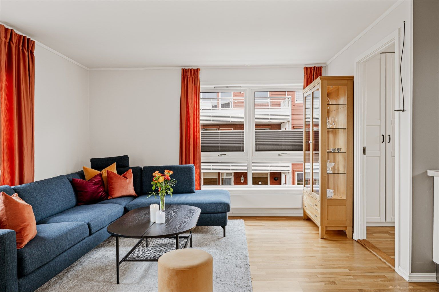 Fra stuen er det enkel tilgang til både kjøkken og soverom, noe som gir en god flyt i leiligheten.