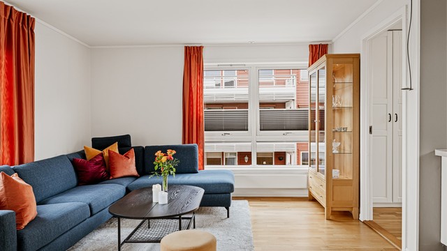 Fra stuen er det enkel tilgang til både kjøkken og soverom, noe som gir en god flyt i leiligheten.