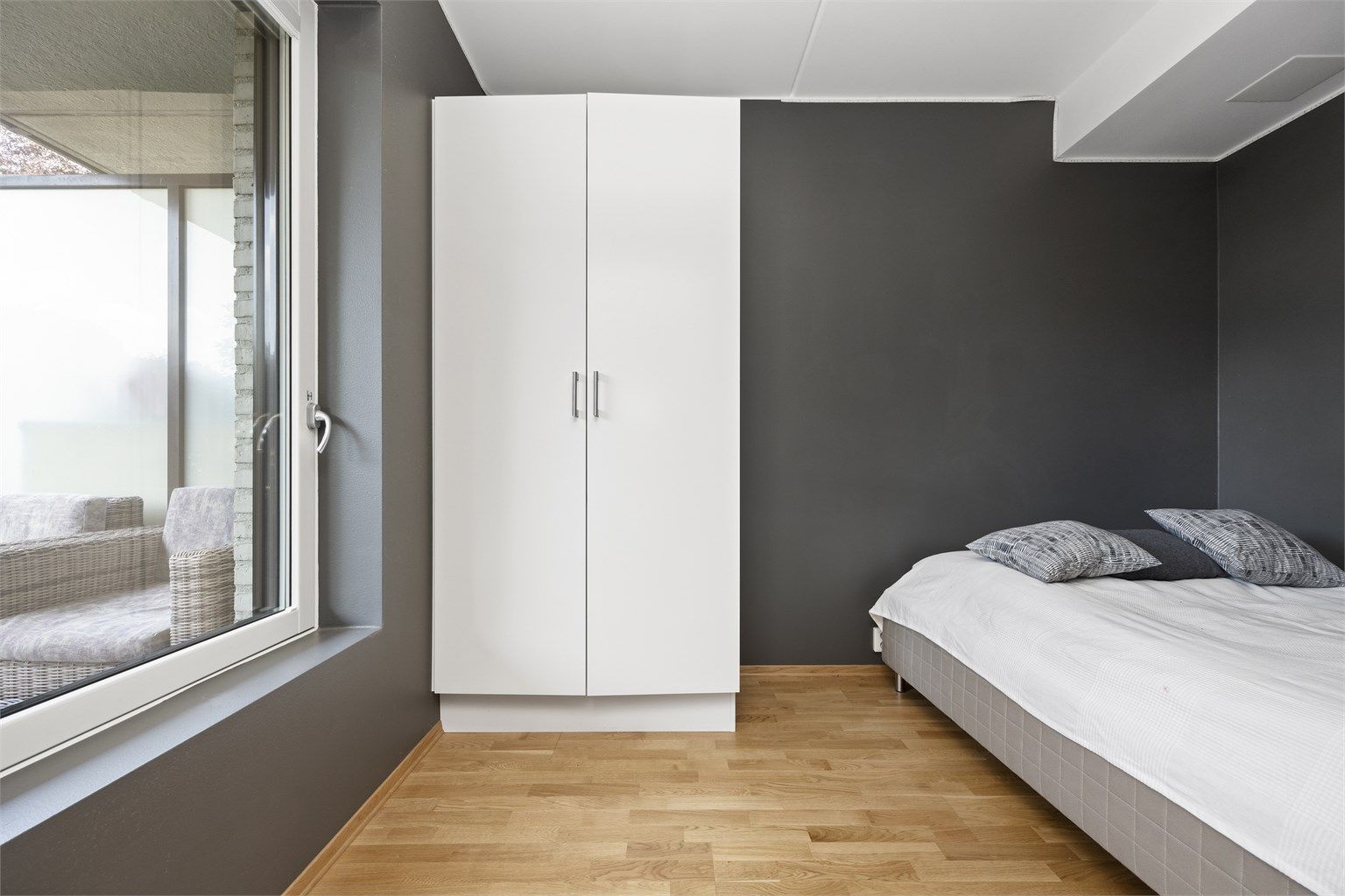 Soverom II - passer godt som barnerom, gjesterom eller kontor. Her er det plass til seng, skrivebord og skap. Rikelig med lysinnslipp fra stort vindu som vender mot balkong i sydvestvendt retning