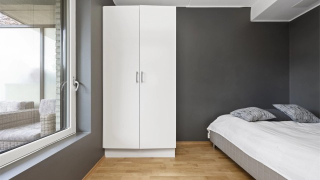 Soverom II - passer godt som barnerom, gjesterom eller kontor. Her er det plass til seng, skrivebord og skap. Rikelig med lysinnslipp fra stort vindu som vender mot balkong i sydvestvendt retning