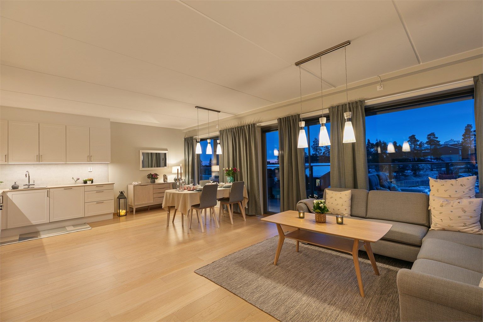 Åpen stue/spisestue løsning med store vindusflater.