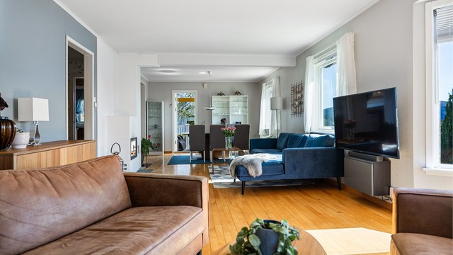 Stuen har en åpen og sosial planløsning med en naturlig overgang til spisestuen