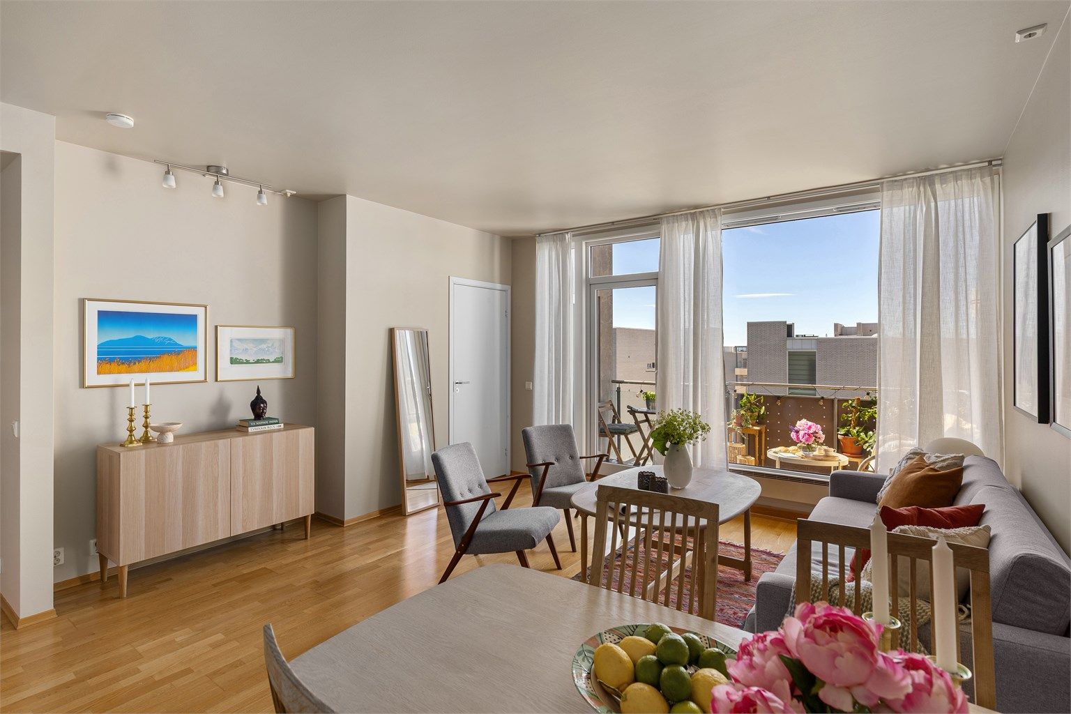 Velkommen til en flott 2-roms med god beliggenhet i 6. etasje. Stor og solrik balkong!