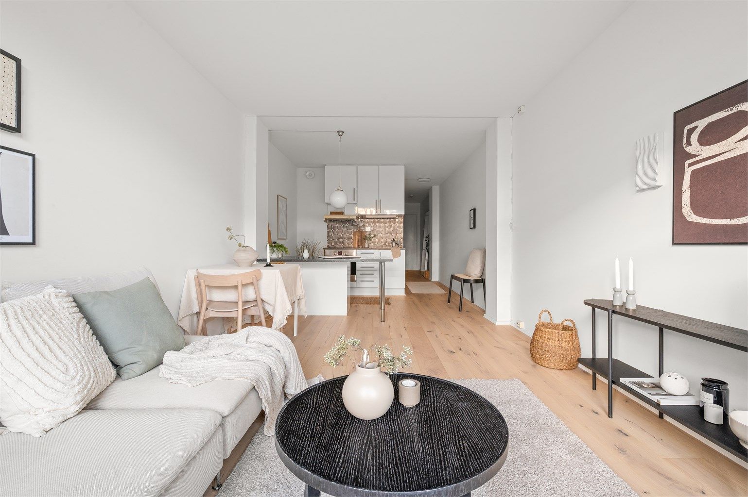 Planløsningen består av åpen stue- og kjøkkenløsning, entré, innredet rom/sovesone med garderobe, samt et romslig bad.