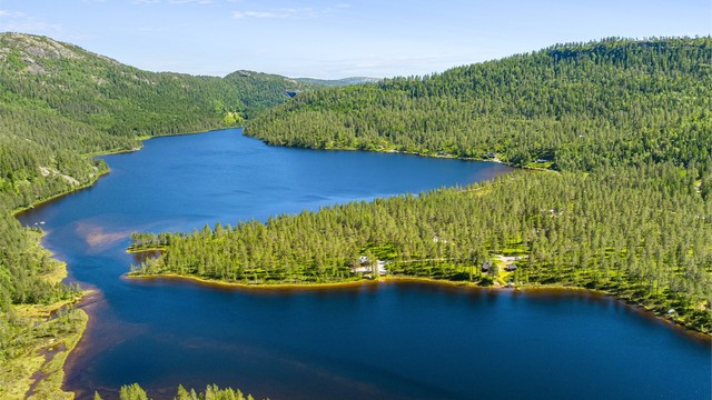 Eiendommen ligger i naturskjønne omgivelser ved Gjevden.