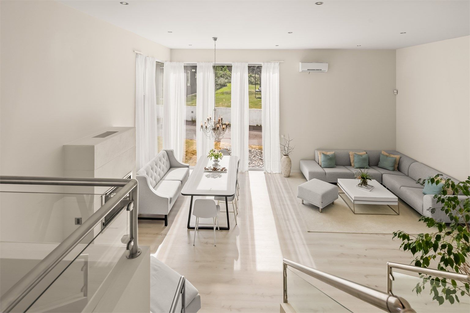 En stor vindusflate sørger for godt med lysinnslipp 