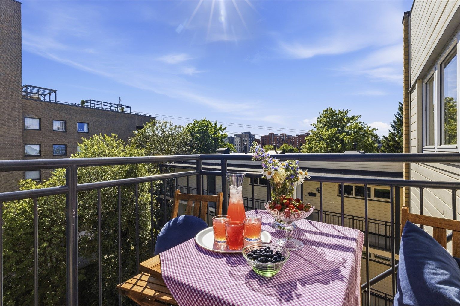 Plass til utemøbler og grill. Balkongen har markise og utvendig stikkontakt. Balkong i betongkonstruksjoner med rekkverk av metall. Balkongen har skillevegg. Gulvoverflater er belagt med trefliser