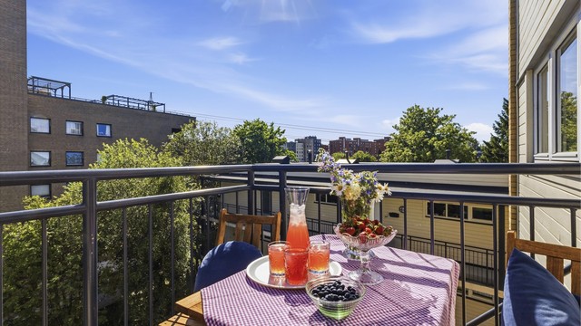 Plass til utemøbler og grill. Balkongen har markise og utvendig stikkontakt. Balkong i betongkonstruksjoner med rekkverk av metall. Balkongen har skillevegg. Gulvoverflater er belagt med trefliser