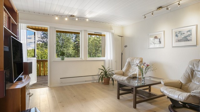 Separat tv-stue i 1. etasje med direkte utgang til overbygd veranda.