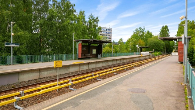 Kringsjå T-banestasjon ligger kun fire minutters gange unna.