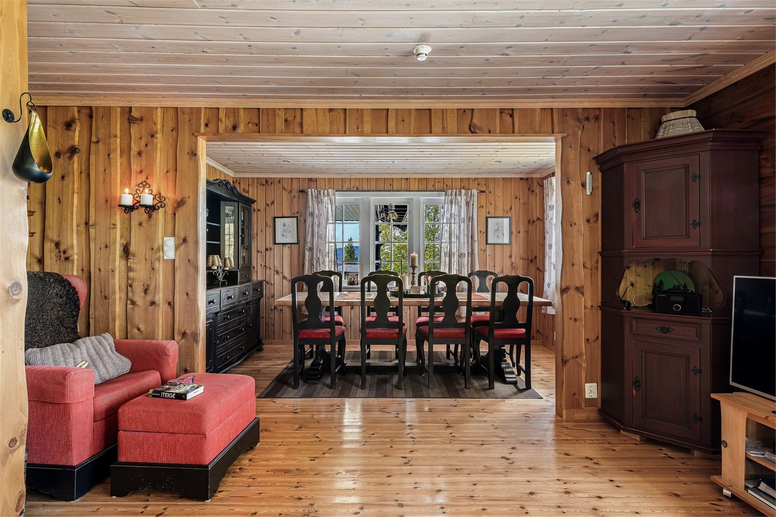 Fin spisestue med store vindusflater og plass til langbord.