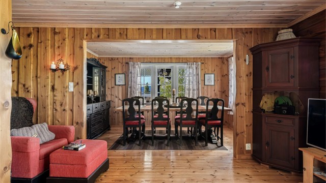 Fin spisestue med store vindusflater og plass til langbord.