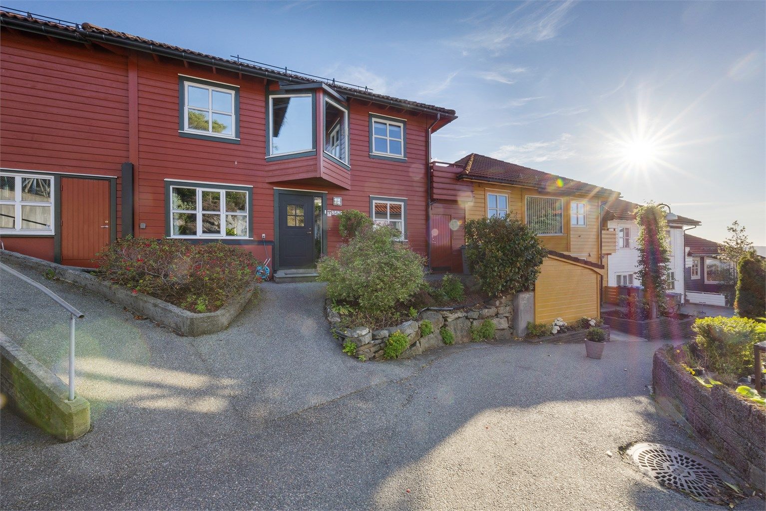 Ved inngangspartiet er det varmekabler i gangveien og i opptrinn ved ytterdør.