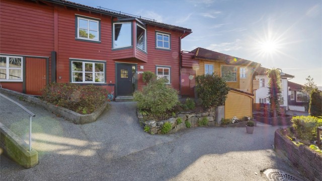 Ved inngangspartiet er det varmekabler i gangveien og i opptrinn ved ytterdør.