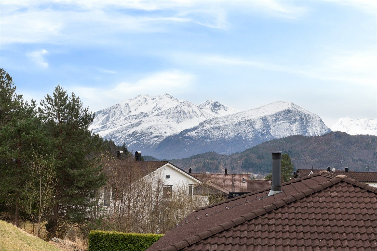Flott utsikt mot Sunnmørsalpane, her med blant annet Festøykollen og Jønshornet. 