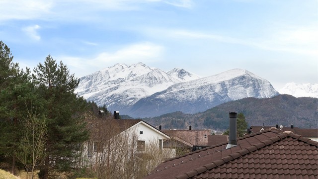 Flott utsikt mot Sunnmørsalpane, her med blant annet Festøykollen og Jønshornet.
