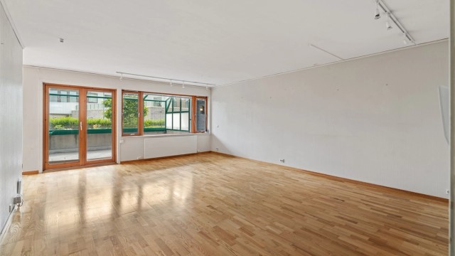 Stor stue med god plass til både sofagruppe og spisebord.