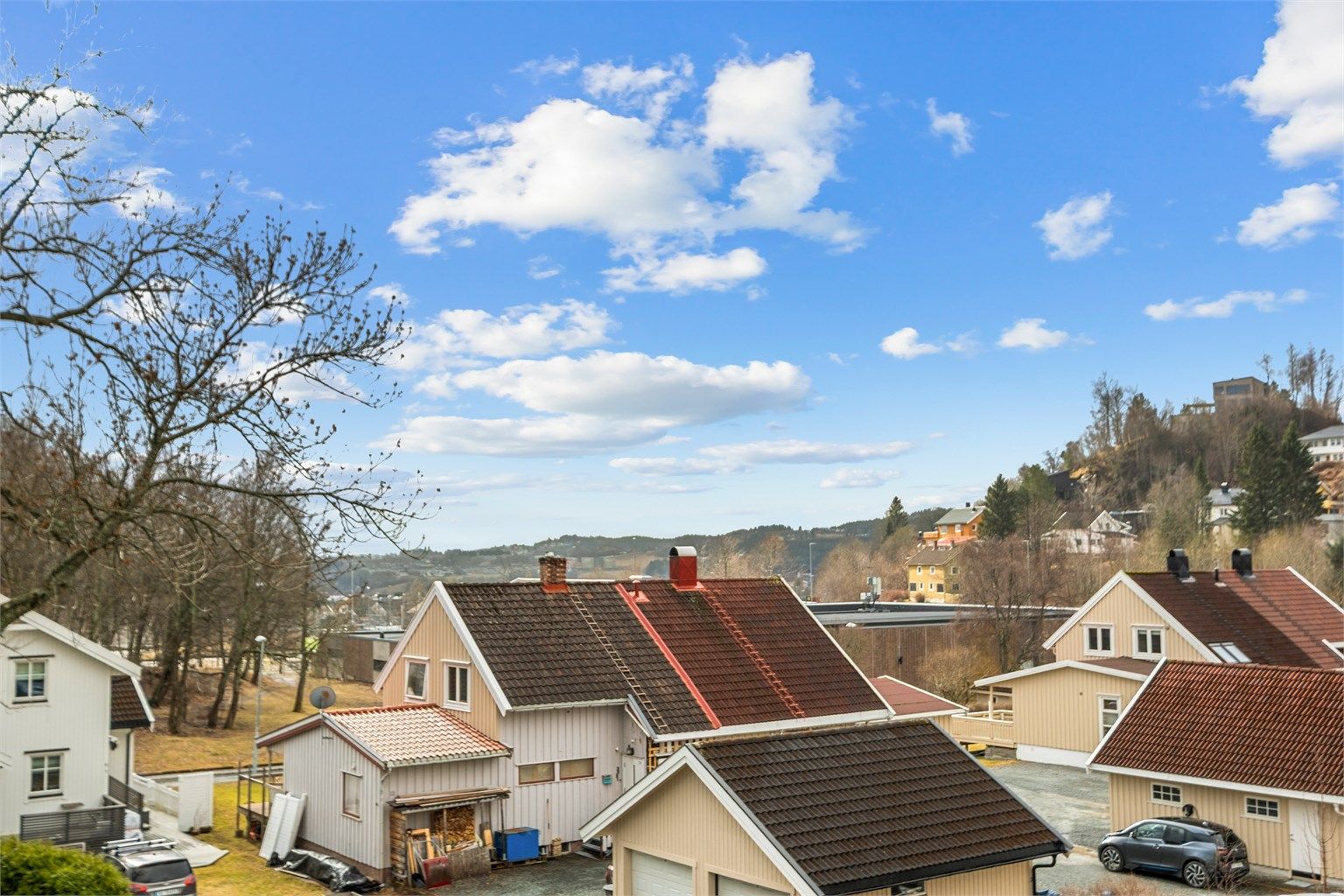 Fra balkongen kan man nyte en fin utsikt og gode solforhold. 