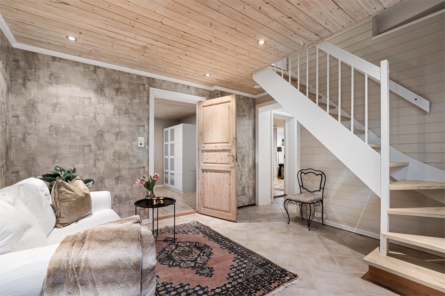 I underetasjen finner vi en gang/entré. 