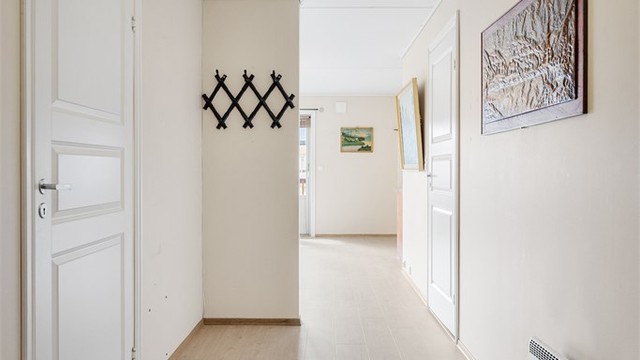 Entré med adkomst til bod, soverom, bad og stue.