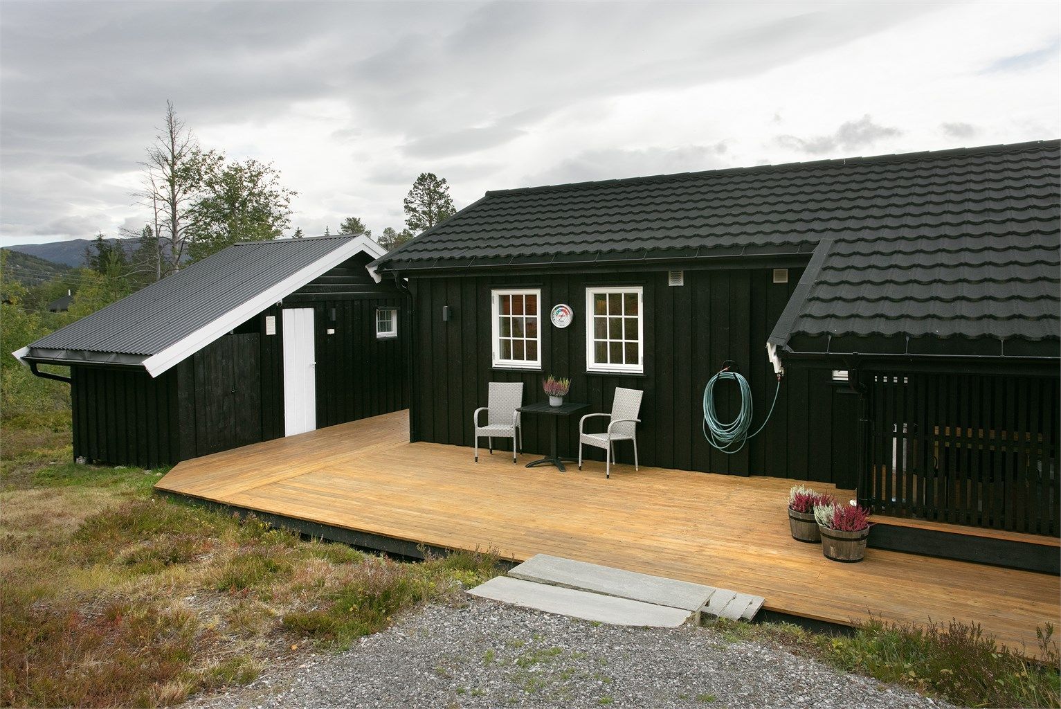 Terrassedekket ble oppført i 2018 med understøtte forankret i fjell.