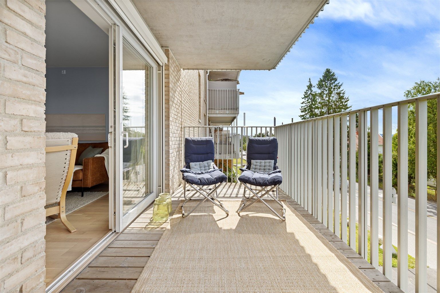 Den romslige balkongen på 10 m² har god plass til sittegruppe og blir en naturlig forlengelse av stuen.