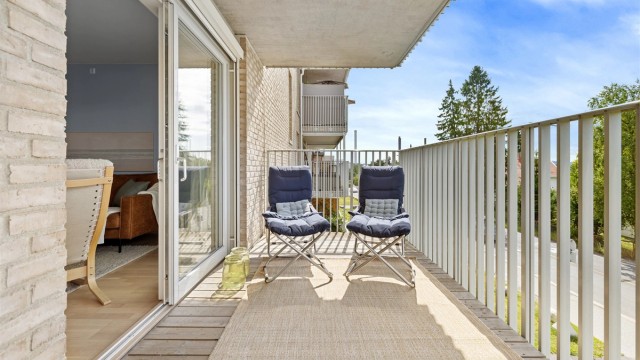 Den romslige balkongen på 10 m² har god plass til sittegruppe og blir en naturlig forlengelse av stuen.