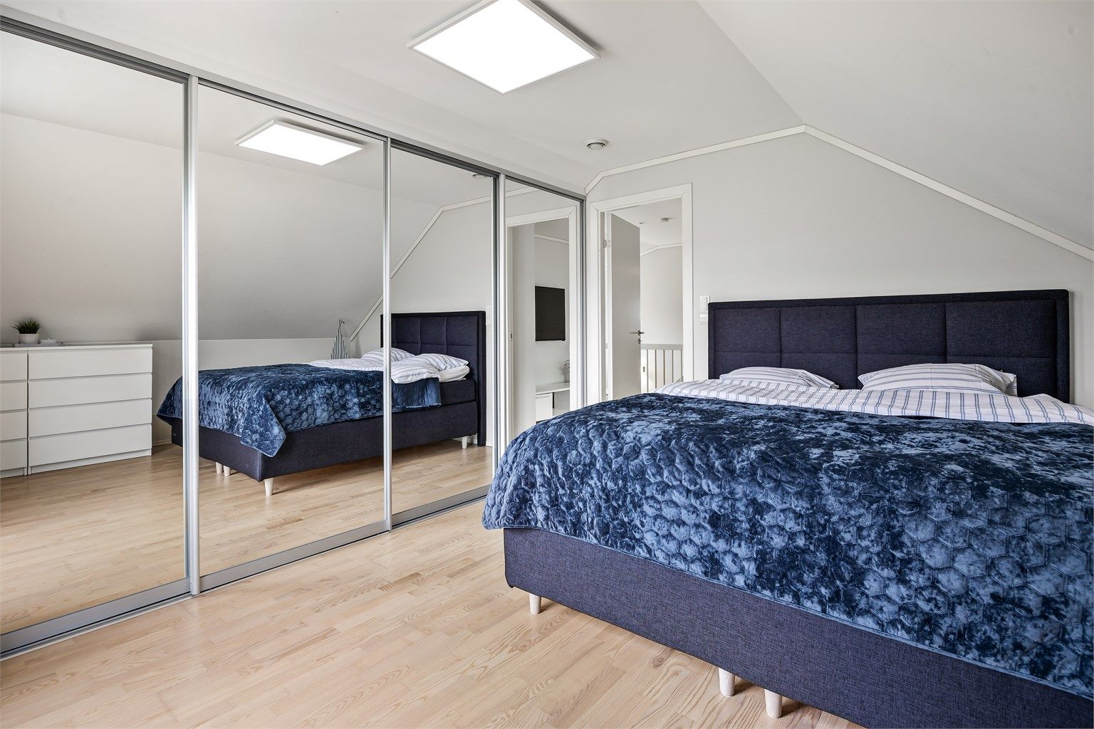 Rommet har en stor skyvedørsgarderobe som gir rikelig med oppbevaringsplass.