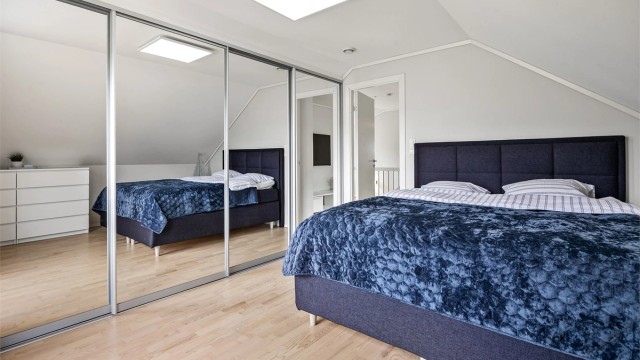 Rommet har en stor skyvedørsgarderobe som gir rikelig med oppbevaringsplass.