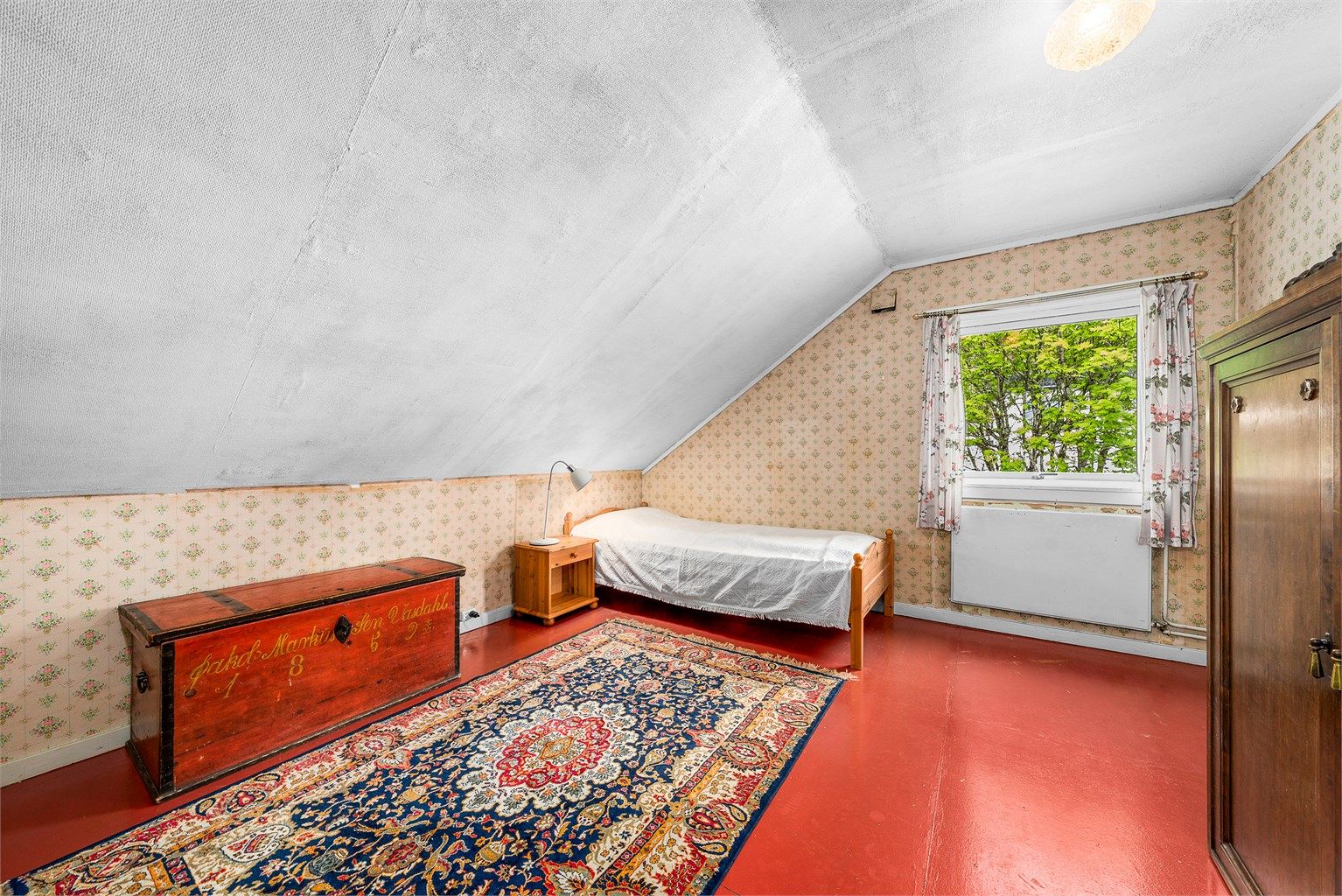 Soverom med god plass til seng og møblering.