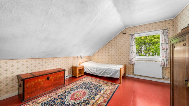Soverom med god plass til seng og møblering.