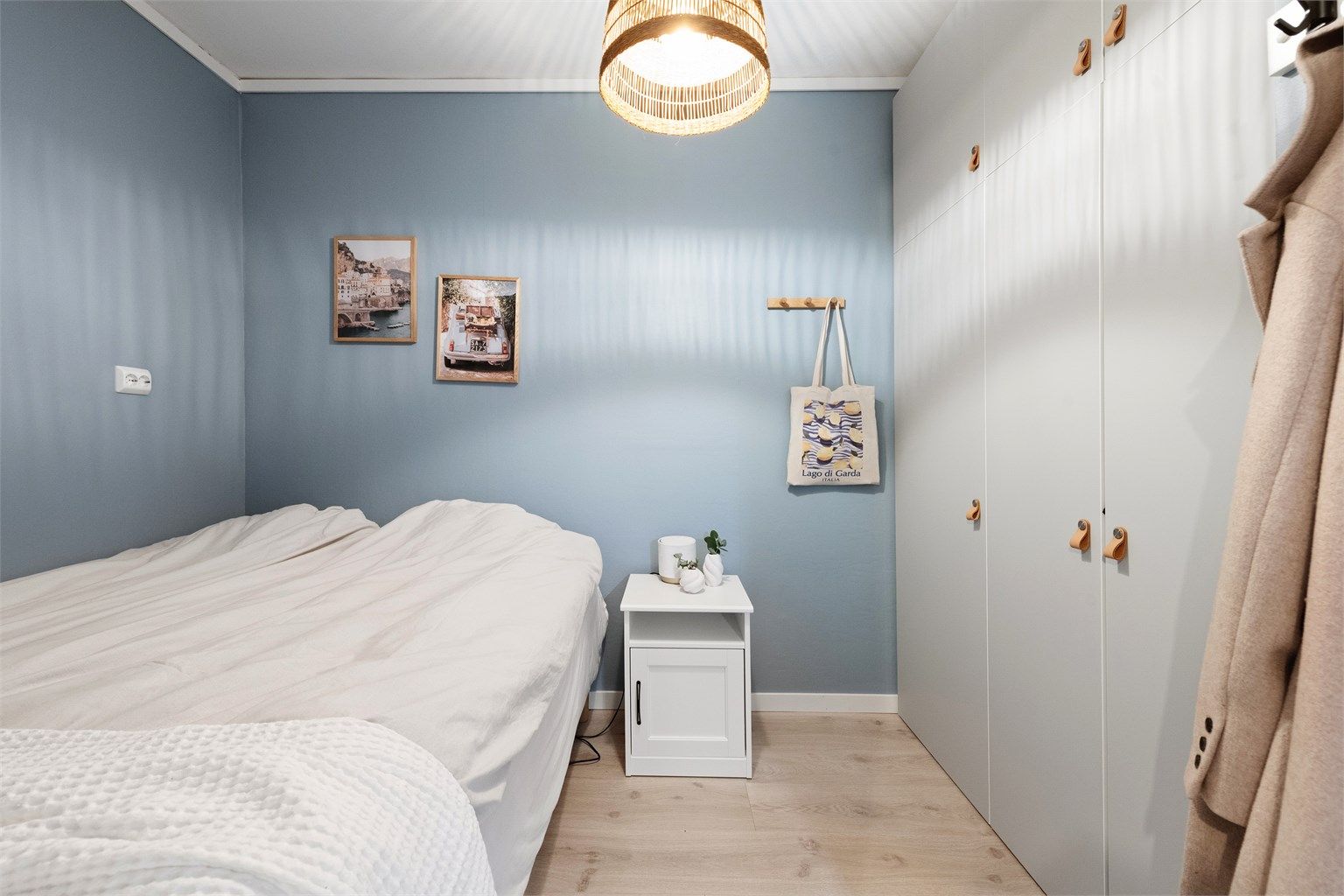 Sovealkove med god plass til romslig garderobeinnredning 