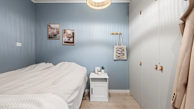 Sovealkove med god plass til romslig garderobeinnredning