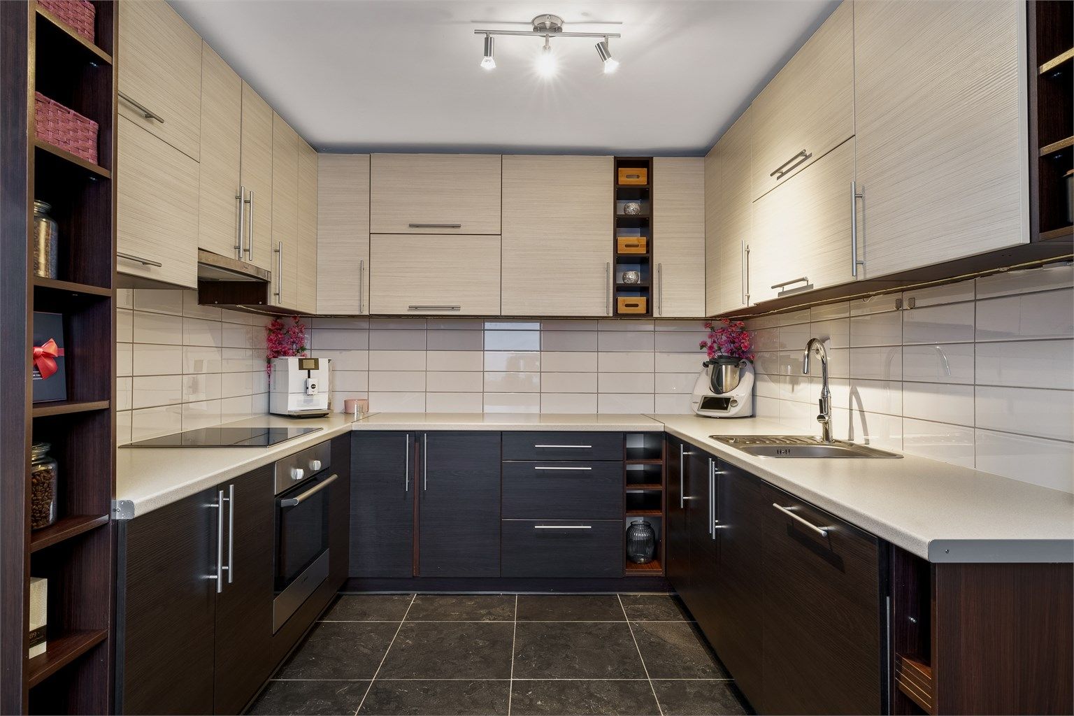 Stilrent kjøkken med slette fronter.