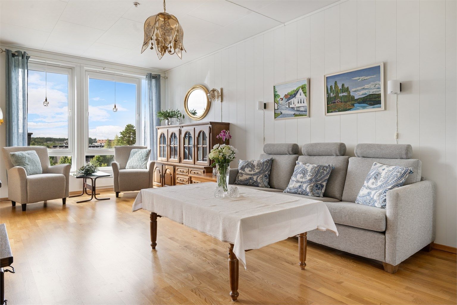 Stuen har store vinduer som slipper inn mye naturlig lys