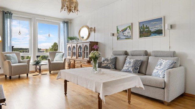 Stuen har store vinduer som slipper inn mye naturlig lys