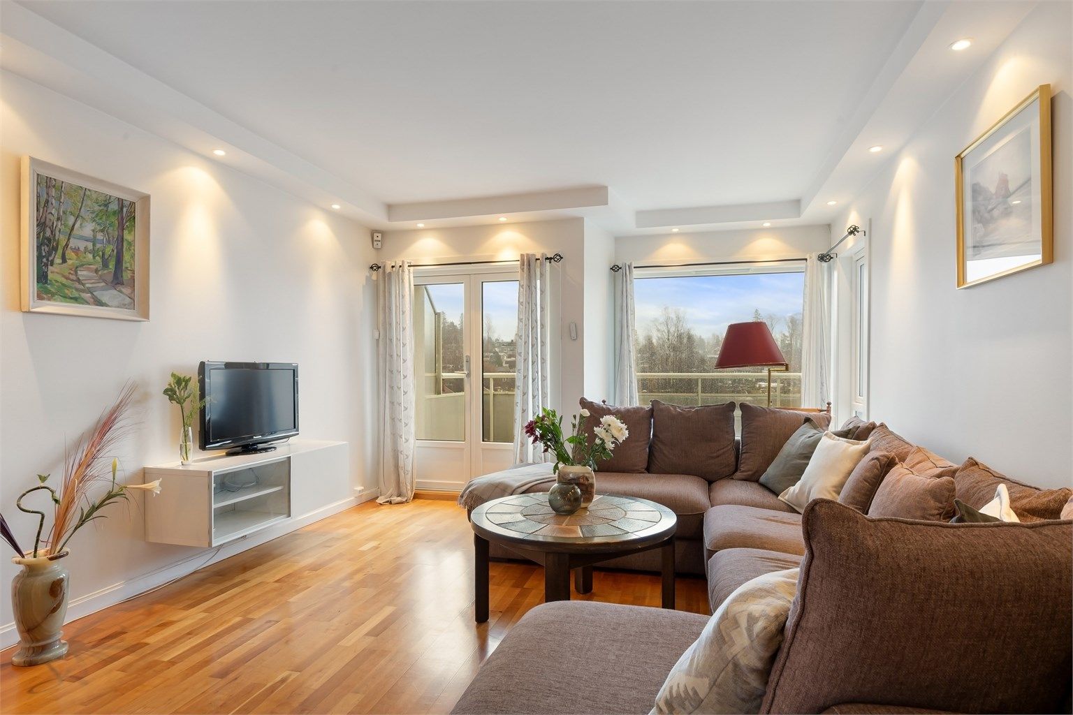 Belysningen sikres av en moderne downlightskasse i himlingen. Balkongdøren er ny fra 2021.