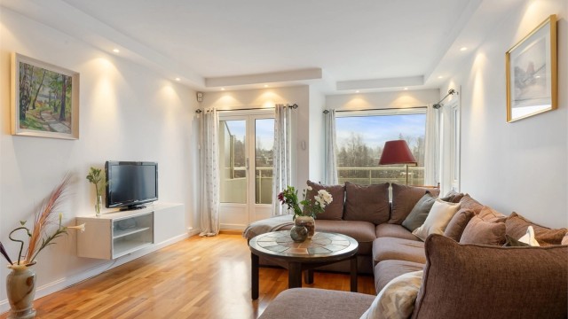 Belysningen sikres av en moderne downlightskasse i himlingen. Balkongdøren er ny fra 2021.